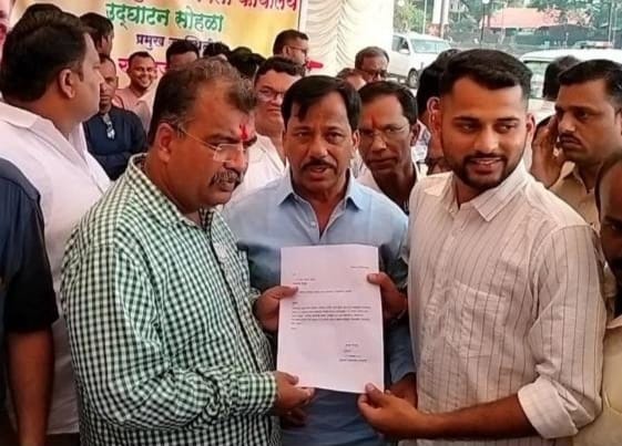पालकमंत्री मा.रविंद्र चव्हाण यांना पाडलोस-केणीवाडा रस्त्यासंदर्भात ग्रा.पं. सदस्य काका परब यांनी दिले निवेदन.
