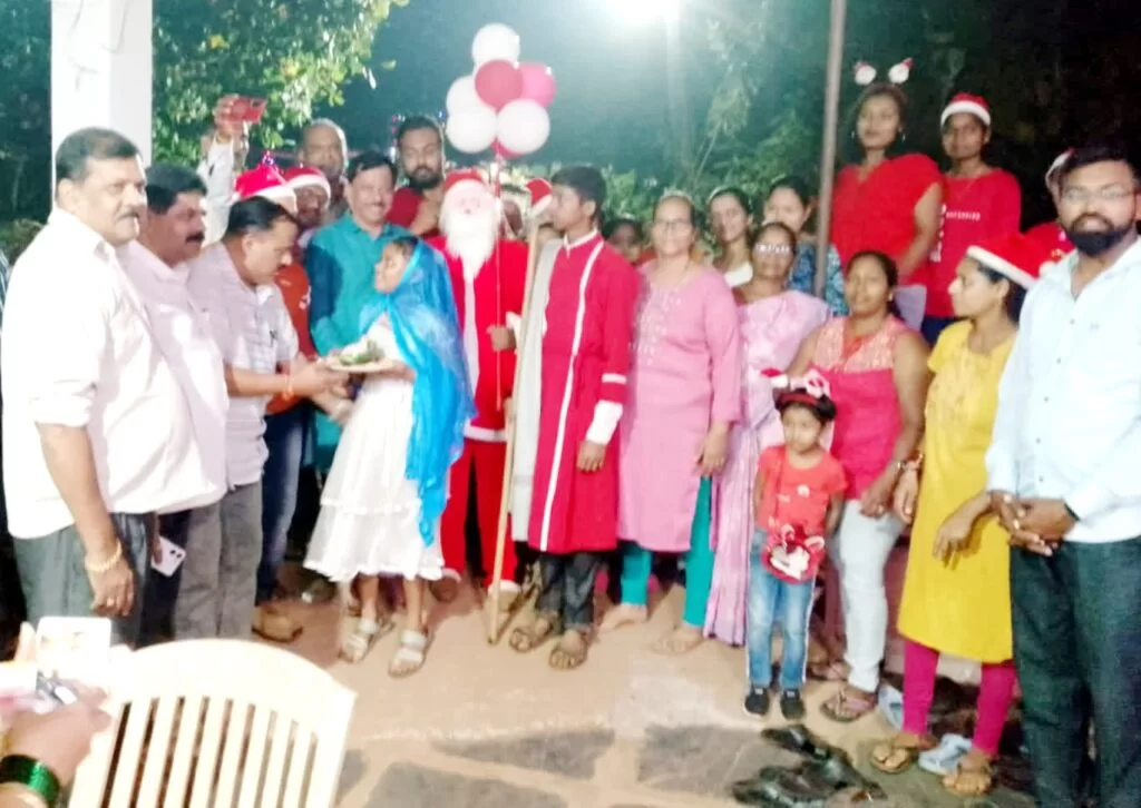 भाजपा जिल्हाध्यक्ष राजन तेली यांनी ख्रिस्ती बांधवांच्या शांतता फेरीत सहभागी होत दिल्या नाताळच्या शुभेच्छा….!