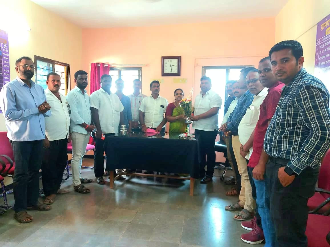 माणगांव ग्रामपंचायत मध्ये आमदार वैभव नाईक यांनी दिली भेट.