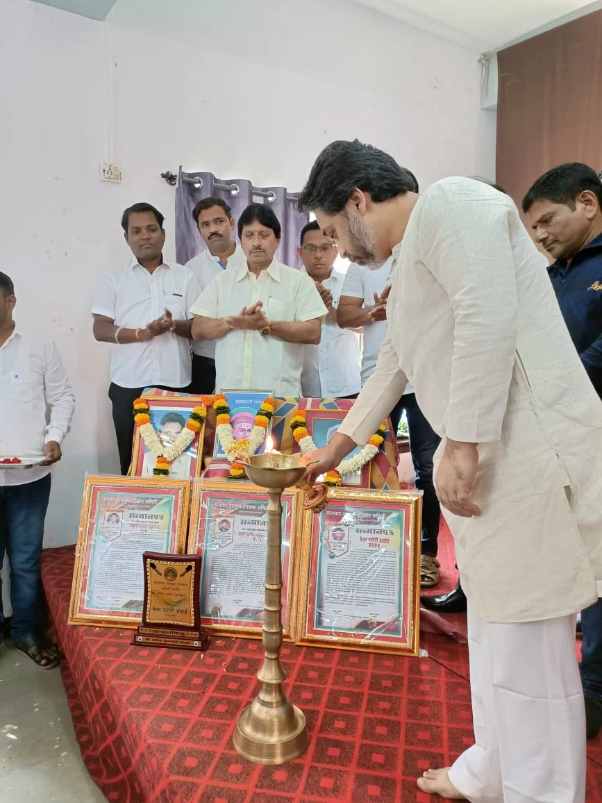 आदर्श पत्रकार पुरस्काराचे वितरण