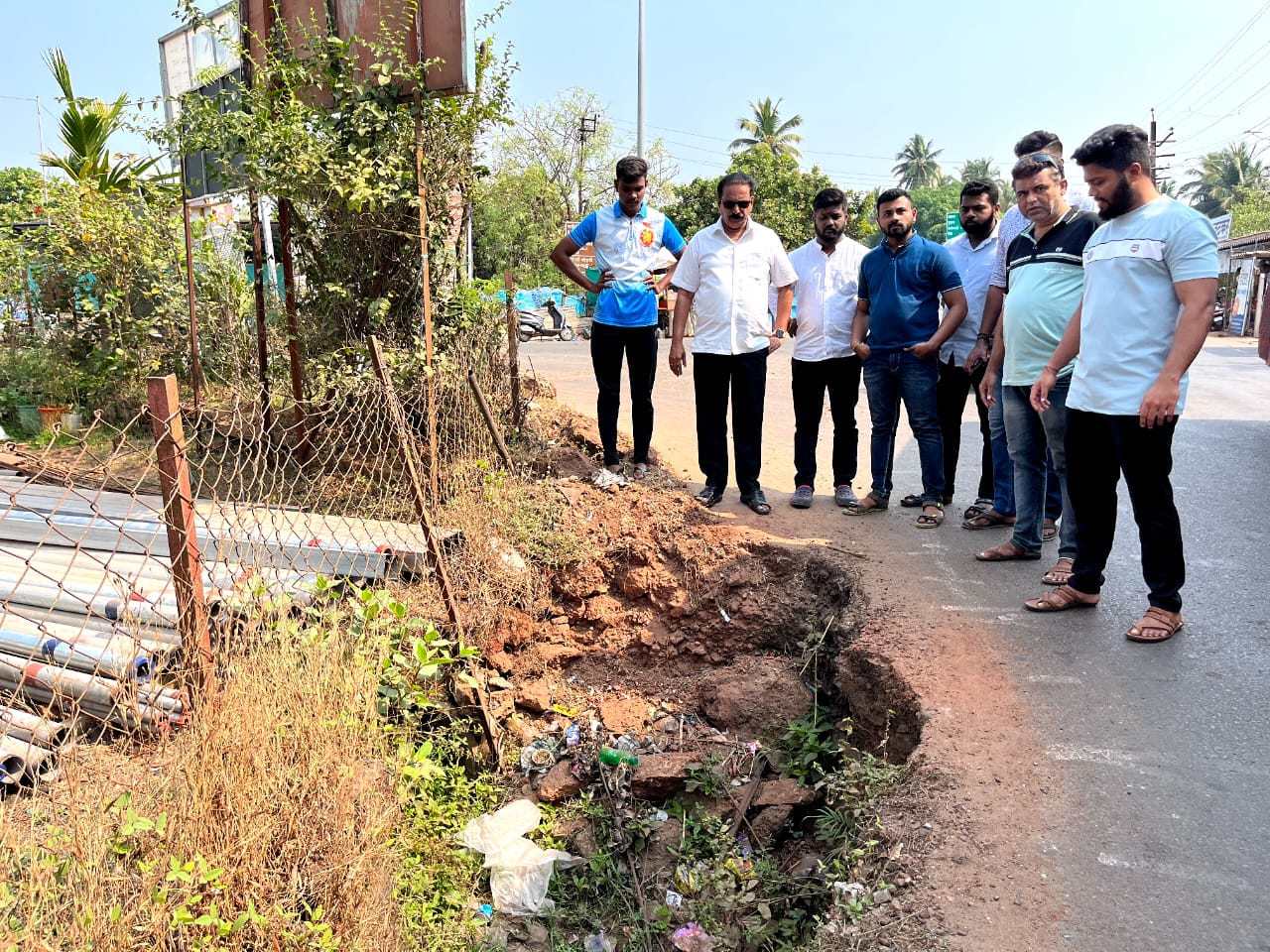 मालवण शहराच्या प्रवेशद्वारावर भला मोठा अपघाती खड्डा
