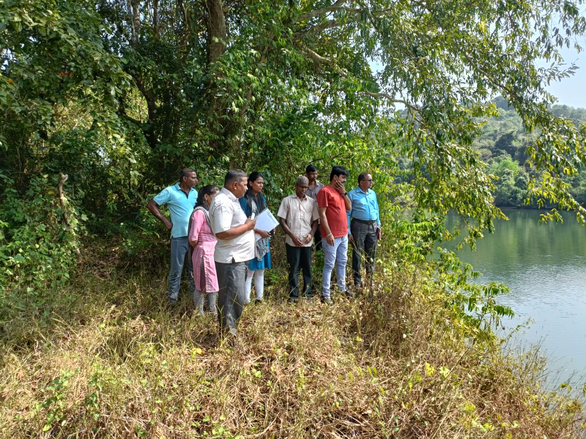 तेरेखोल नदीतील रेती उपसामुळे सातोसे व कास गावातील ग्रामस्थांची जमिनीसह शेती-बागायती पाण्यात वाहून गेली आहे. त्यामुळे रेती उपसा कायमचा बंद करावा अन्यत उपोषणाचा इशारा