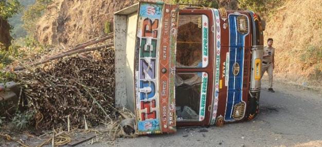 करुळ घाटात ऊसाचा ट्रक झाला पलटी