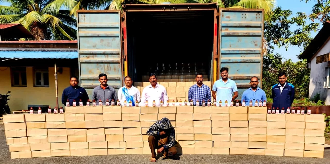 ओरोसमध्ये गोवा बनावटीच्या दारुसह ६० लाखांचा मुद्देमाल जप्त.