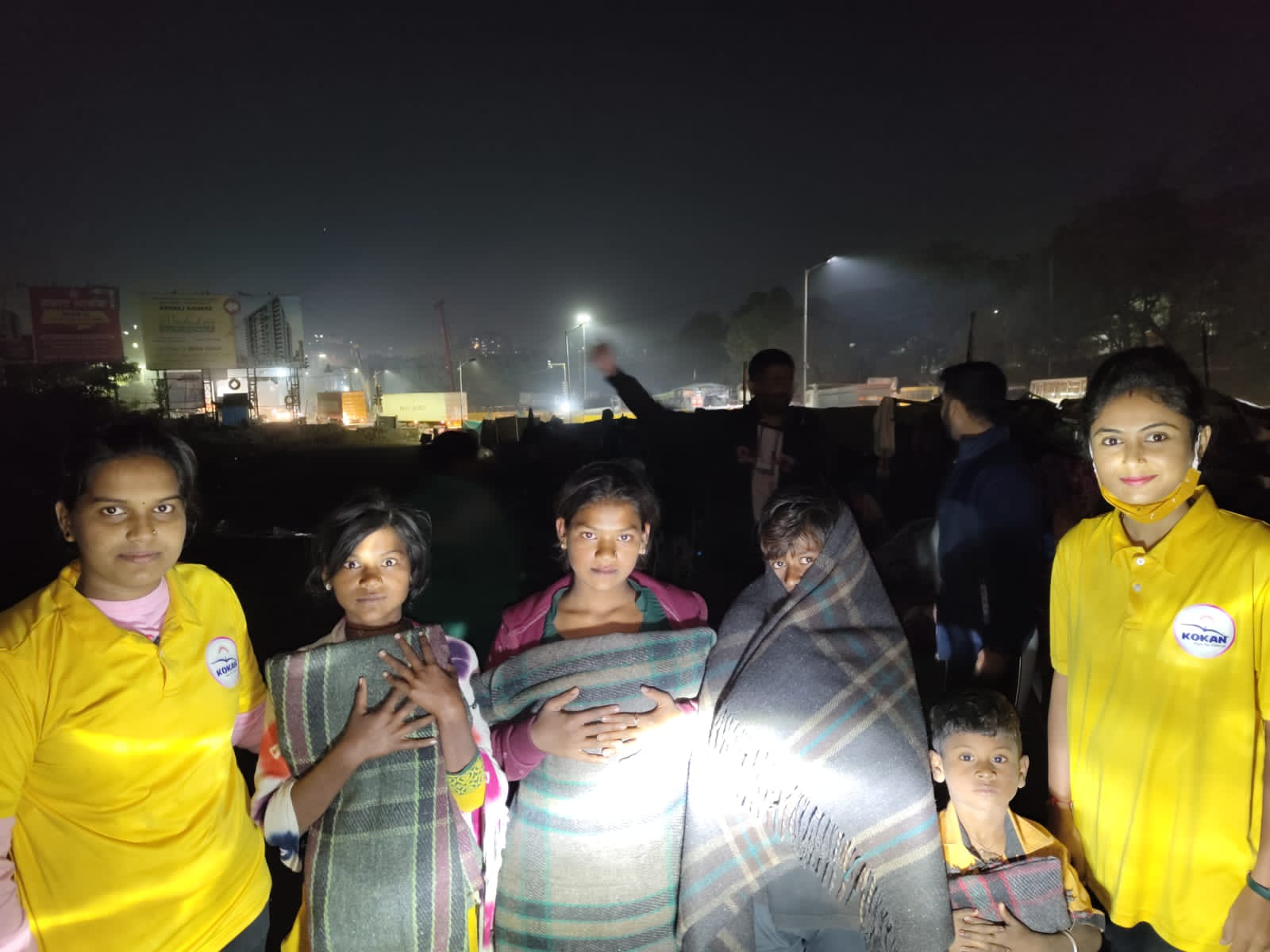 कोकण कला व शिक्षण विकास संस्थेने गरजू बेघर लोकांना दिली ब्लॅंकेटची ऊब..! ( विशेष )
