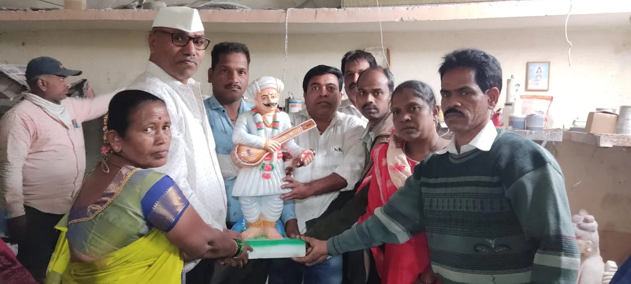 खारेपाटण विभागीय अध्यक्ष अनंत चव्हाण यांचे सात्विक दातृत्व ; संत शिरोमणी सेना महाराजांच्या मूर्तीची भेट.