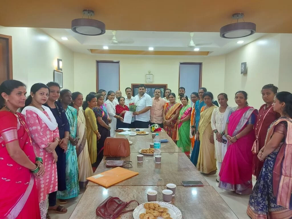 शिवसेना उद्धव बाळासाहेब ठाकरे पक्षाच्या पावशी महिला विभाग संघटकपदी मृणाल परब तर पिंगुळी महिला विभाग संघटकपदी निर्मला पालकर यांची नियुक्ती.