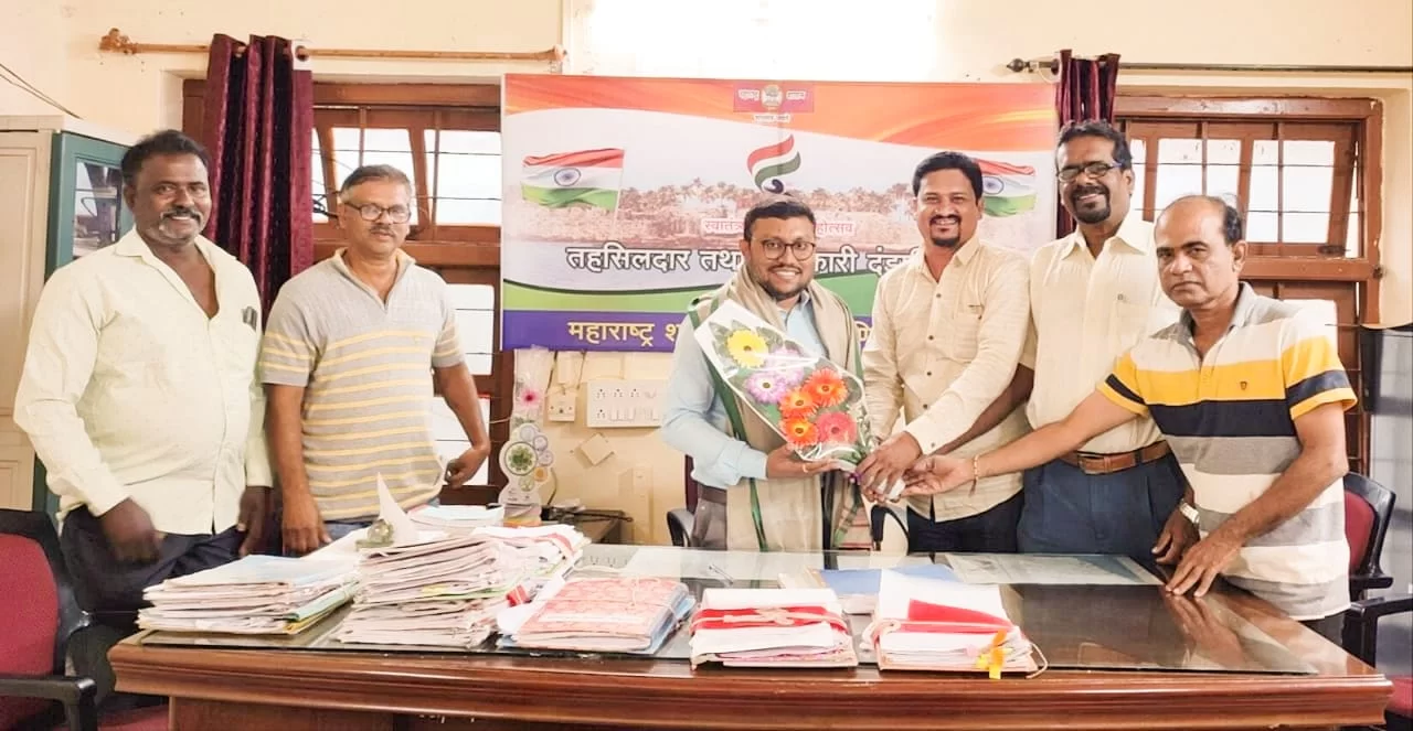 मनसेच्या वतीने मालवण तहसीलदार श्रीधर पाटील यांचा धाडसी कार्यपद्धतीबद्दल सत्कार.