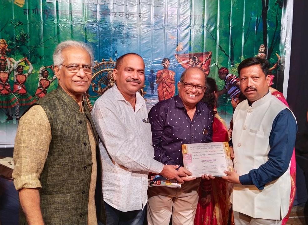 कवी किशोर कदम यांना राज्यस्तरीय काव्य स्पर्धेत पारितोषिक ;गायक आणि अभिनेते नागेश मोर्वेकर यांच्या हस्ते गौरव.