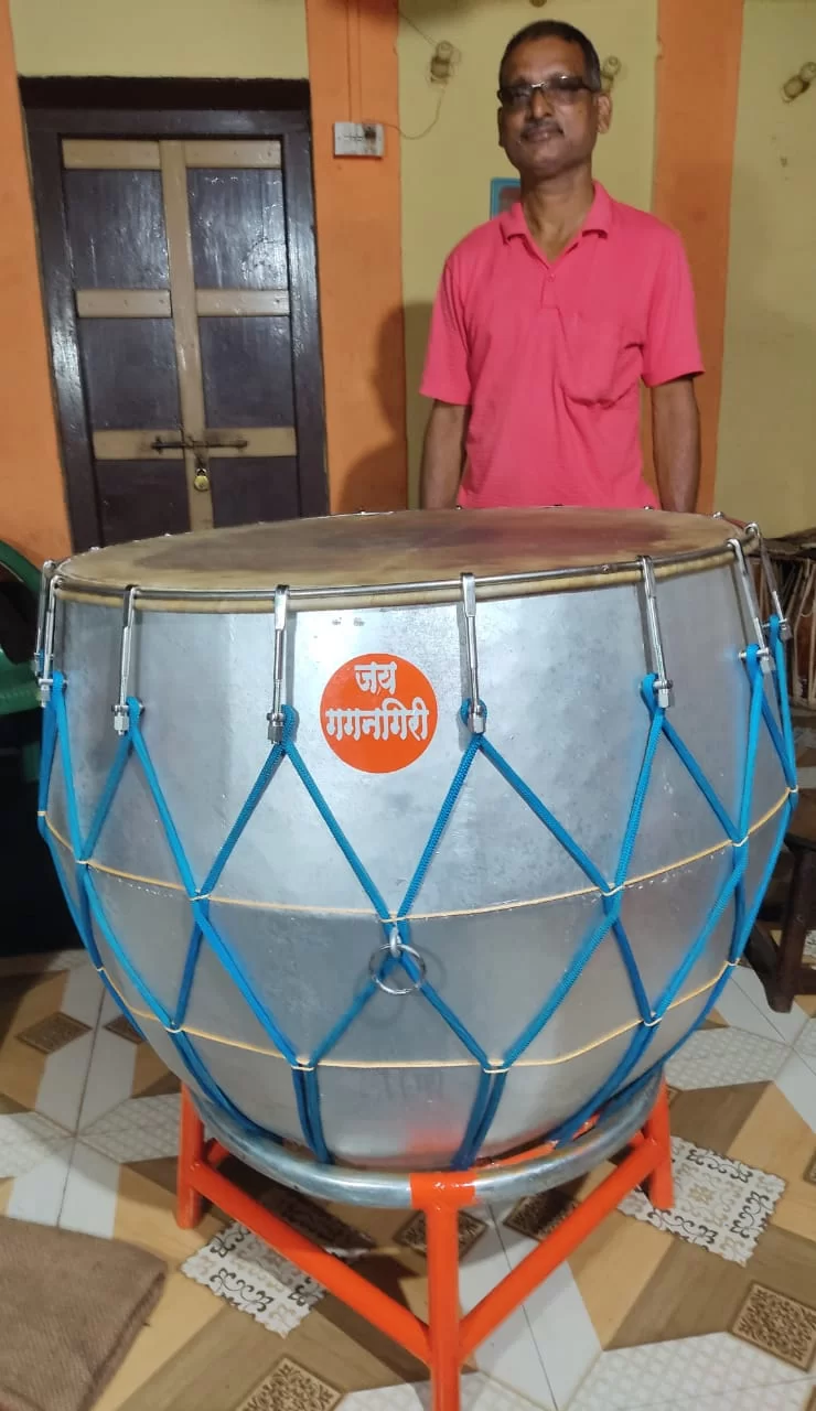 त्रिंबकचे पख़वाज निर्माते सुभाष ऊर्फ बाळू भाट यांनी बनवलेला नगारा उद्या गगनगडावर दुमदुमणार…!