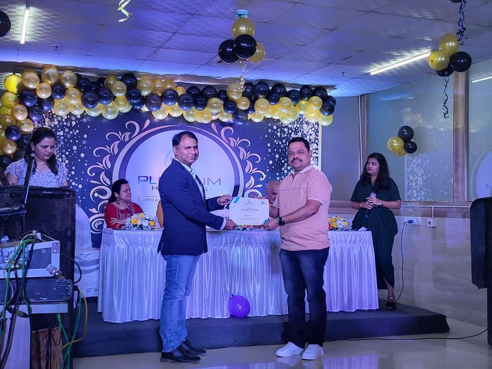 मसुरेचे सुपुत्र विठ्ठल परब यांचा प्लॅटिनम हॉस्पिटल तर्फे गौरव ; रुग्णसेवेची घेतली गेली दखल.