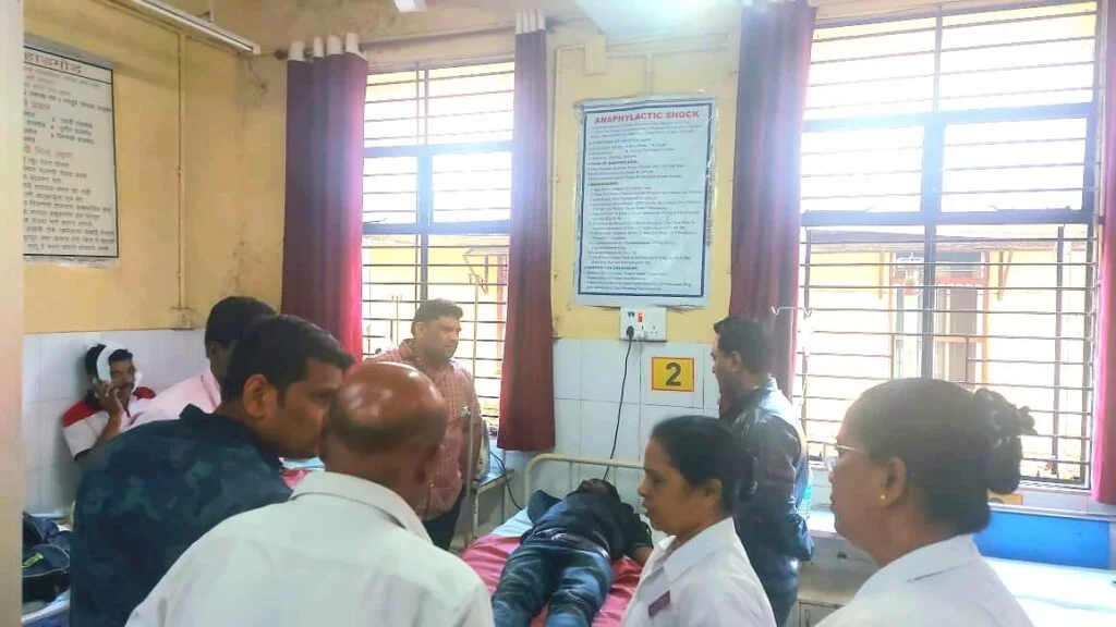 आमदार वैभव नाईक यांनी     लक्झरी अपघातातील जखमींची भेट घेऊन केली विचारपूस.