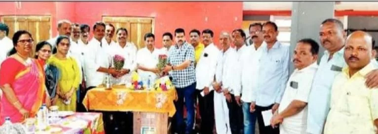 कणकवली शेतकरी संघ अध्यक्षपदी प्रकाश सावंत आणि उपाध्यक्षपदी सुरेश ढवळ यांची बिनविरोध निवड.