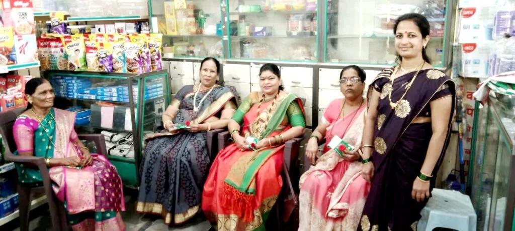 बाॅलिवुड अभिनेत्री अक्षता कांबळी यांच्या प्रमुख उपस्थितीत सुपारी बाग सुपर बाजार येथे हळदीकुंकू समारंभ संपन्न.
