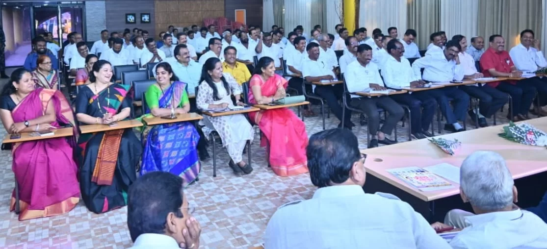 ओसरगांवातील महिला भवनात जिल्हा भाजपाची डाटा व्यवस्थापन व उपयोग बैठक संपन्न ; केंद्रीय मंत्री नारायण राणे यांची प्रमुख उपस्थिती.