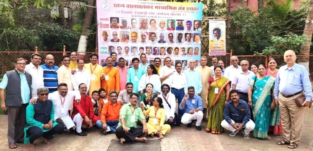 रतन वालावलकर माध्यमिक तंत्रशाळेच्या विद्यार्थ्यांचे ३५ वर्षांपूर्वीच्या आठवणींना उजाळा देत संपन्न झाले स्नेहसंमेलन.