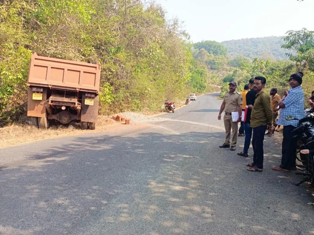 श्रावणला चिर्‍याच्या डंपरला अपघात ; एका डंपर चालकाने राखले प्रसंगावधान.