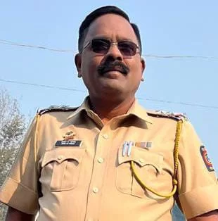 देवगड तालुक्याचे सुपुत्र पोलिस उपनिरीक्षक संतोष कोयंडे राष्ट्रपती पदकाने सन्मानित ; सिंधुदुर्ग जिल्ह्यातून अभिनंदनाचा वर्षाव.