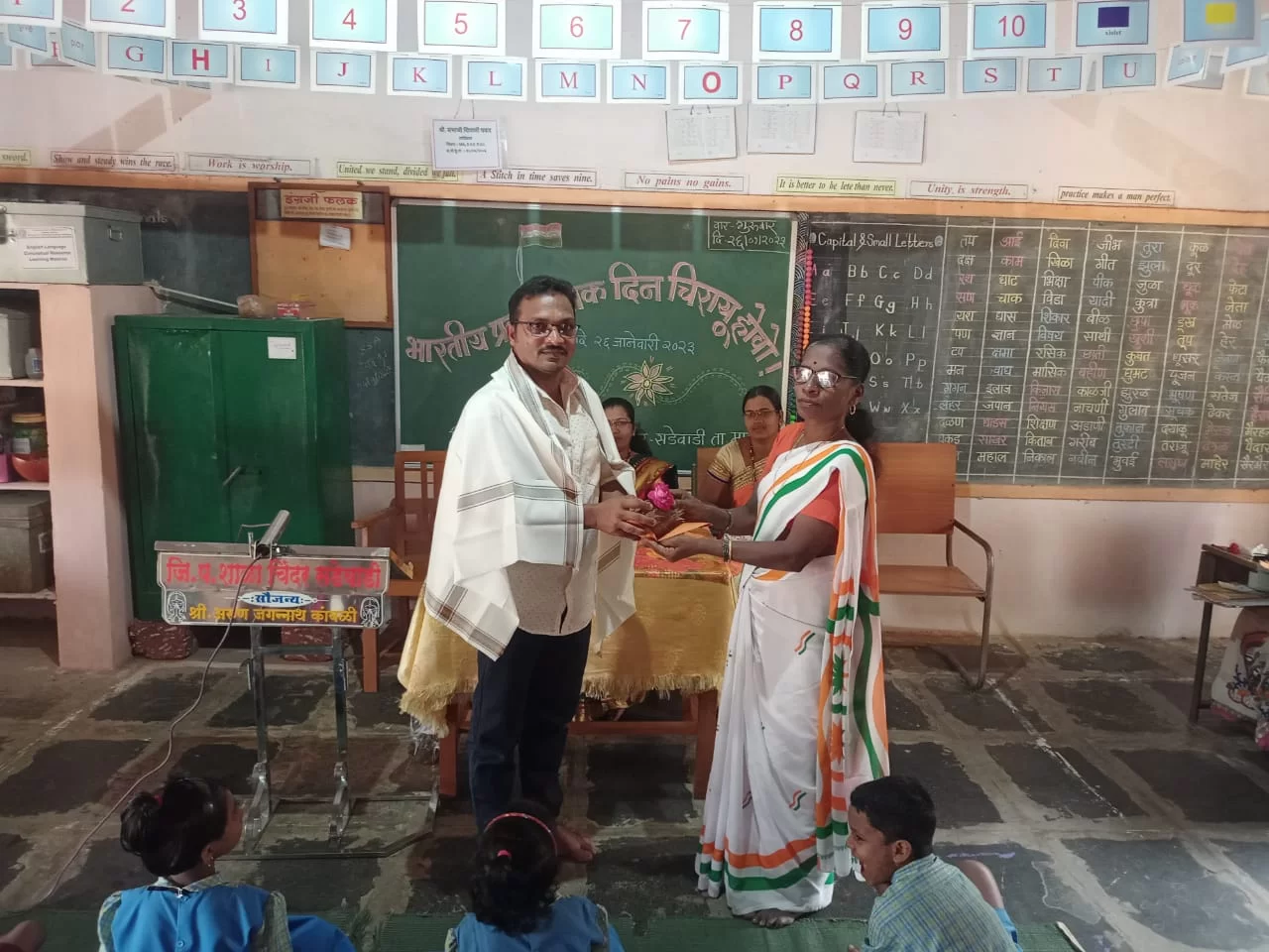 जि.प. शाळा चिंदर सडेवाडीच्या वतीने किरण कांबळी यांचा दातृत्वाबद्दल सत्कार.