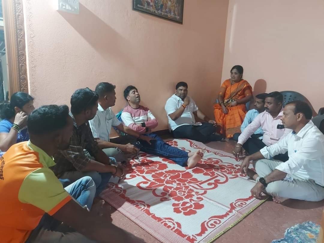 आमदार वैभव नाईक यांनी महादेवाचे केरवडे येथील शोकाकुल कै.जिजाबाई देवळी यांच्या परिवाराचे केले सांत्वन.
