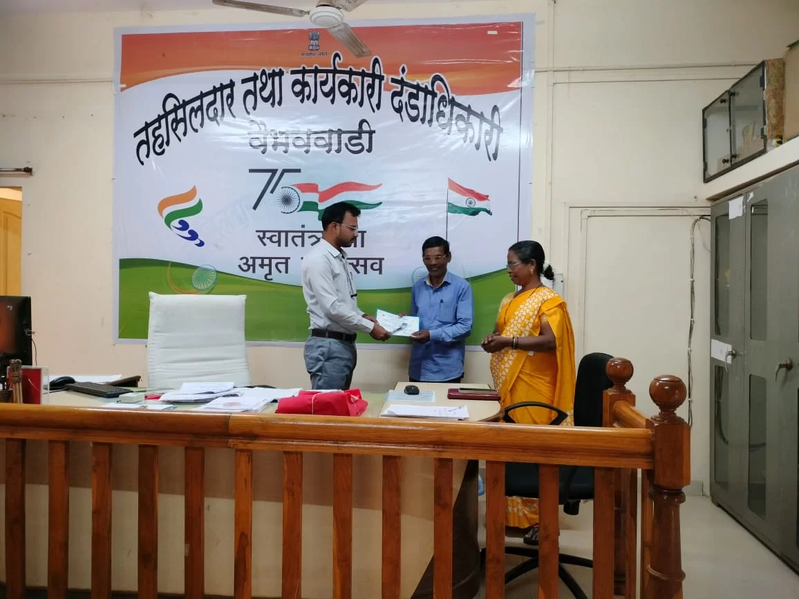 सडूरे शिराळे येथील कोतवाल श्री. मोहन जंगम यांचा तहसीलदारांच्या हस्ते सन्मान.