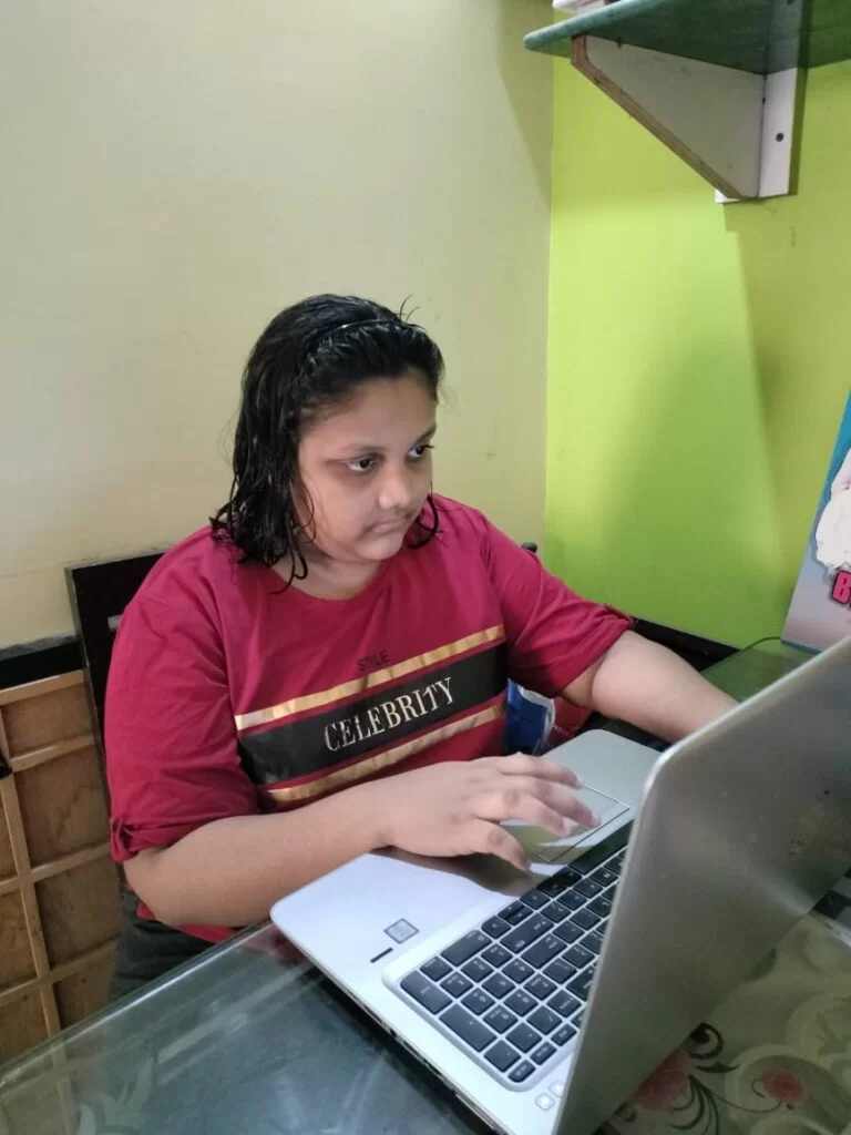 सातवीतील चाईल्ड प्राॅडिजी कु. आदिती भालचंद्र पुजारे बनते आहे 'ग्लोबल लेखिका..!' ( विशेष )