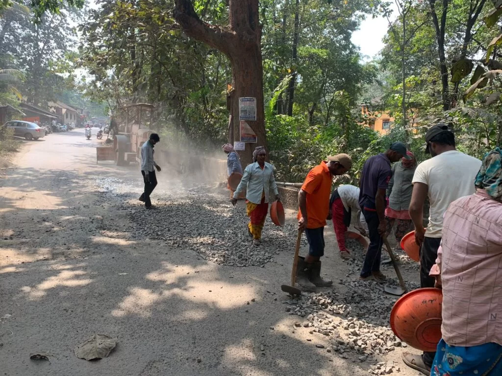 बांदा-नेतर्डे रस्ता डागडुजीला सुरुवात ; बांदा सरपंच, उपसरपंच यांच्या निवेदनाचा तत्काळ परिणाम.