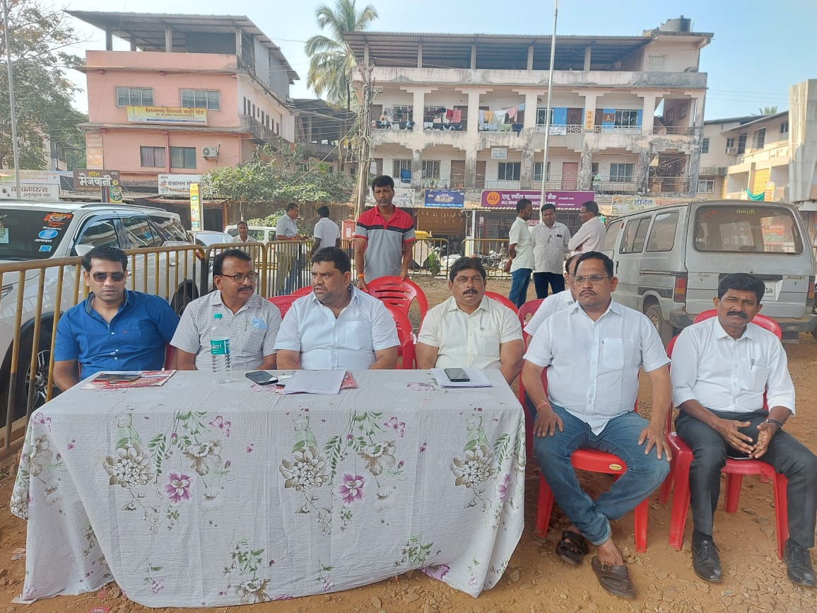 आ. वैभव नाईक यांनी कोकण शिक्षक मतदार संघाचे म.वि.आ. उमेदवार श्री बाळाराम पाटील यांच्या समर्थनार्थ दिली मतदान केंद्राला भेट.