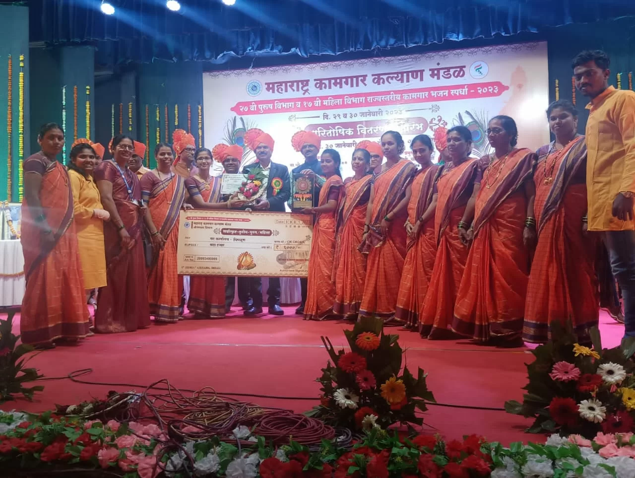 राज्यस्तरीय महिला भजन स्पर्धेत श्री. सातपाटेकर भजन मंडळ निरवडेच्या बुवा कु. गौरी पारकर यांचे उज्वल यश ; कु.प्राजक्ता परब ठरल्या अव्वल पख़वाज वादक.