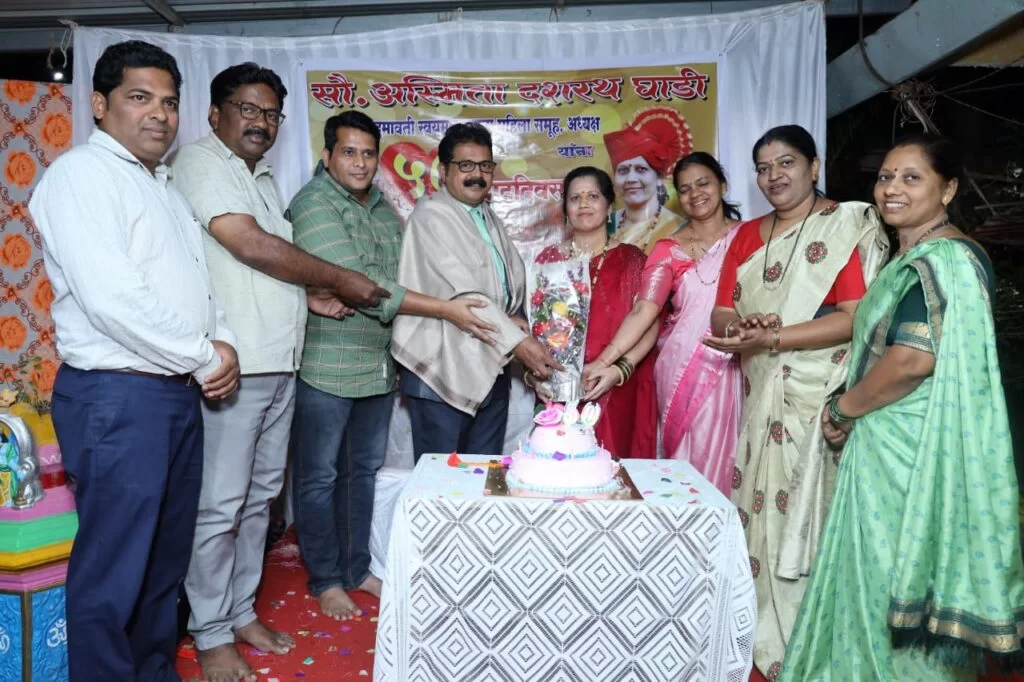 मडुरा हायस्कूलचे सेवानिवृत्त मुख्याध्यापक श्री. दशरथ घाडी यांचा सत्कार.