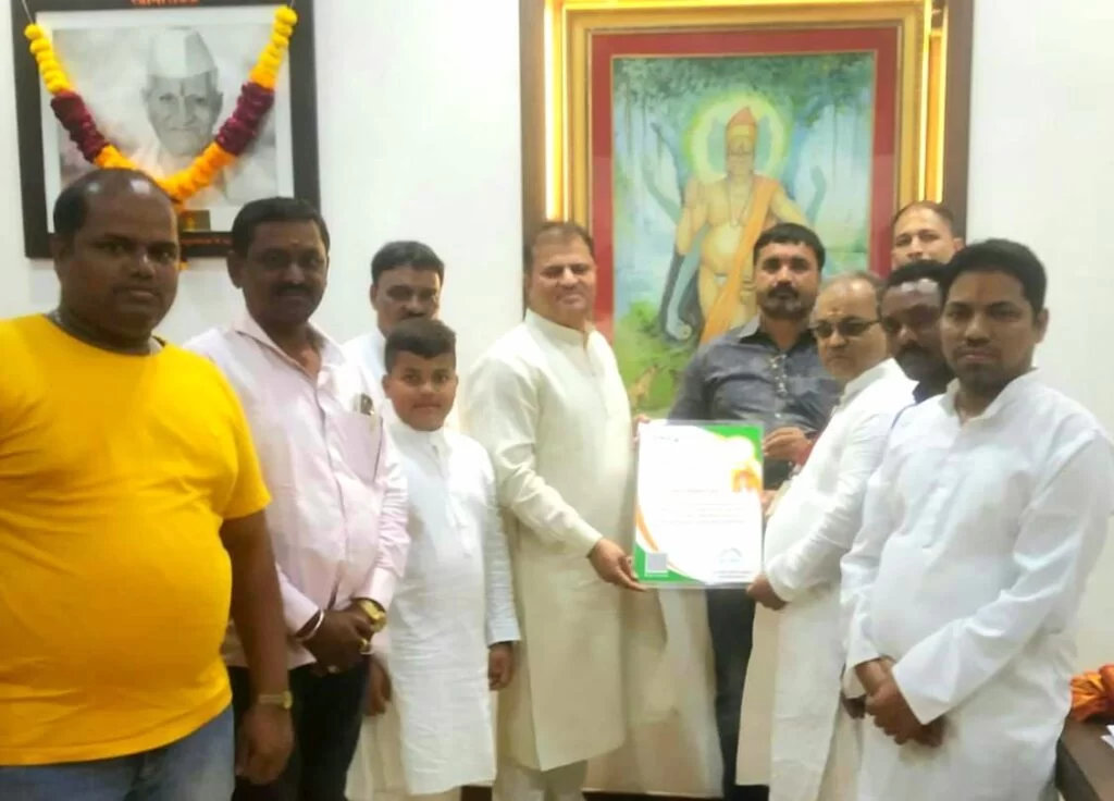 अक्कलकोट देवस्थान अध्यक्ष महेश इंगळे 'लोक गौरव' पुरस्काराने सन्मानित ; भक्ती, सेवा व सहकारी वृत्तीच्या जीवनाचा गौरव.