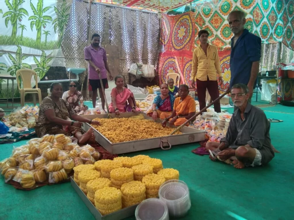 आंगणेवाडी सजू लागली ; हंगामी दुकानदारांची लगबग वेगाने सुरु.