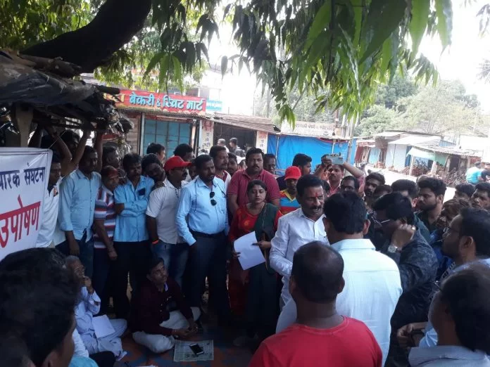 नगरसेवक आणि स्टाॅलधारक संघटनेच्या सचिवांमध्ये शाब्दिक बाचाबाची ; वैभववाडीतील स्टाॅलधारकांचे उपोषण.