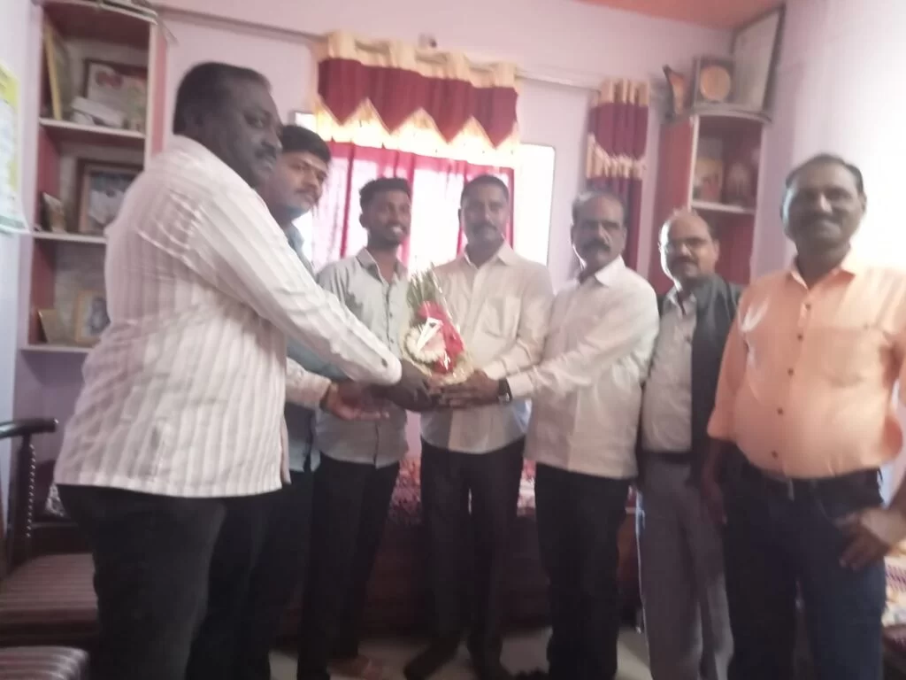 महाराष्ट्र राज्य सलून असोसिएशनच्या वतीने दिंडोरी येथे तालुकानिहाय बैठक उपक्रमाचा शुभारंभ ; नाभिक समाजाची राजकीय पटलावरील क्षमता दाखवायचा निश्चय.