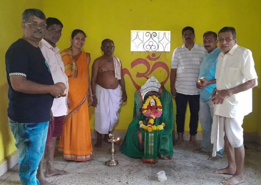 विठ्ठलादेवीला चांदिची प्रभावळ आणि मुख प्रदान.