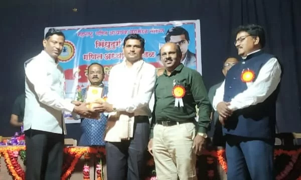 मुणगे हायस्कुलचे शिक्षक एन. जी. वीरकर यांना सिंधुदुर्ग जिल्हा गणित अध्यापक मंडळाकडून गुणवंत शिक्षक पुरस्कार प्रदान.