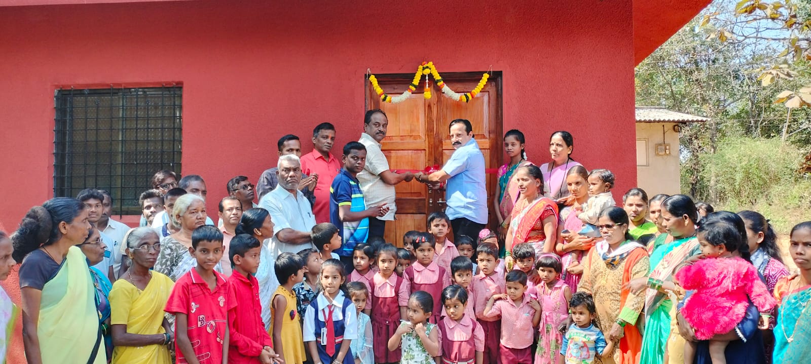 नगराध्यक्ष समीर नलावडे व उपनगराध्यक्ष गणेश ऊर्फ बंडू हर्णे यांच्या हस्ते सिद्धार्थवाडितील अंगणवाडीचे झाले उद्घाटन .