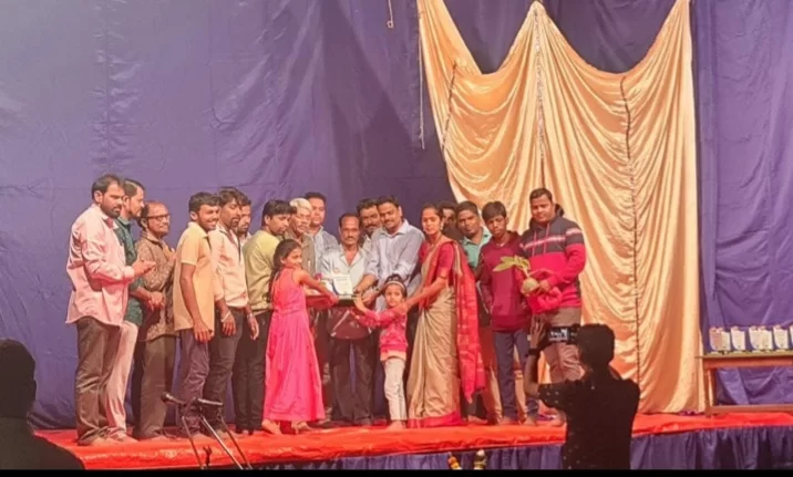 नेरूरच्या सुनिल मेस्री यांनी बांधलेल्या मखराला प्रथम क्रमांक ; जिल्हास्तरीय केळीचे मखर बांधणी स्पर्धा.