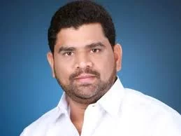 धुरीवाड्यातील मत्स्यजेटी बांधकाम जागेची मच्छिमार नेते व शिवसेना (उ.बा.ठा.) शहरप्रमुख पृथ्वीराज ऊर्फ बाबी जोगी यांनी पतन व मत्स्य अधिकार्यांसह केली पहाणी.