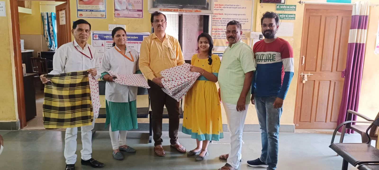संजना पांगम हिच्या वाढदिवसाच्या निमित्ताने बांदा प्राथमिक आरोग्य केंद्राला बेडशीट प्रधान