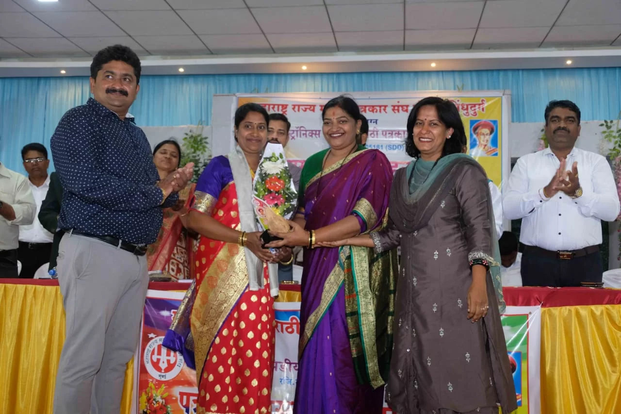 संजना हळदिवे यांना सर्वोत्कृष्ट महिला पत्रकार पुरस्कार बांदा येथे मान्यवरांच्या हस्ते पुरस्कार वितरण संपन्न कणकवली : वार्ताहर महाराष्ट्र राज्य मराठी पत्रकार संघ