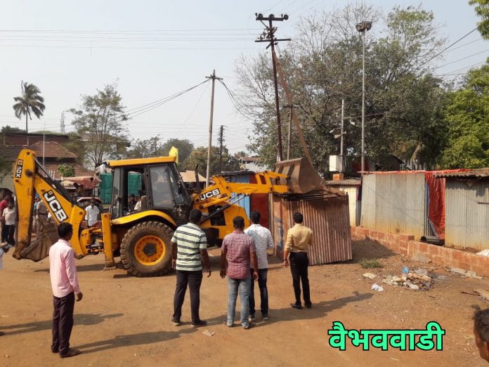 न. पं. चे मुख्याधिकारी सुरज कांबळे कारवाईसाठी उतरले रस्त्यावर : कडेकोट पोलीस बंदोबस्त