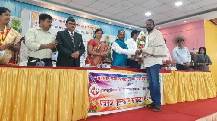 गोठोस येथील गजानन लाड यांचा श्री.श्री.१०८ महंत मठाधिश प.पू सद्गुरु गावडे काका महाराज यांच्या हस्ते सत्कार औचित्य इलेक्ट्रॉनिक मीडिया मराठी पत्रकार संघ सिंधुदुर्ग पत्रकार पुरस्कार २०२३ सोहळा