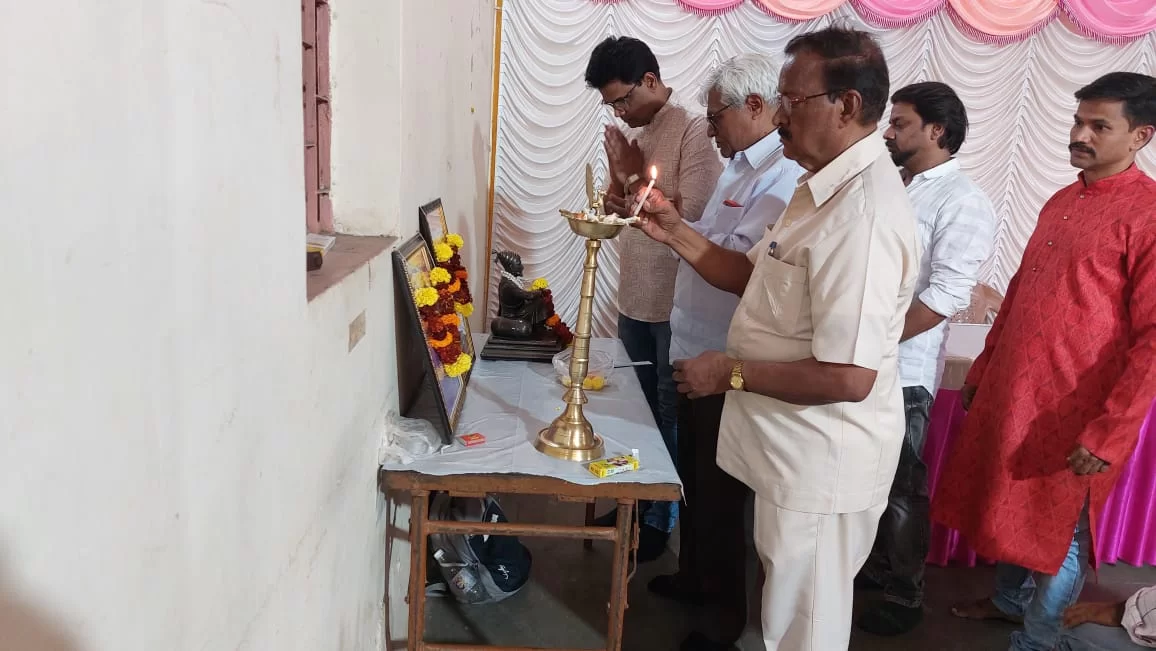 सलून ब्युटी पार्लर असोसिएशन,मुंबई यांच्या माध्यमातून   "चालक-मालक,कारागीर व्यावसायिकांसाठी मार्गदर्शन पर शिबिराचे आयोजन व्यावसायिकांचा शिबिरास उस्फूर्त प्रतिसाद