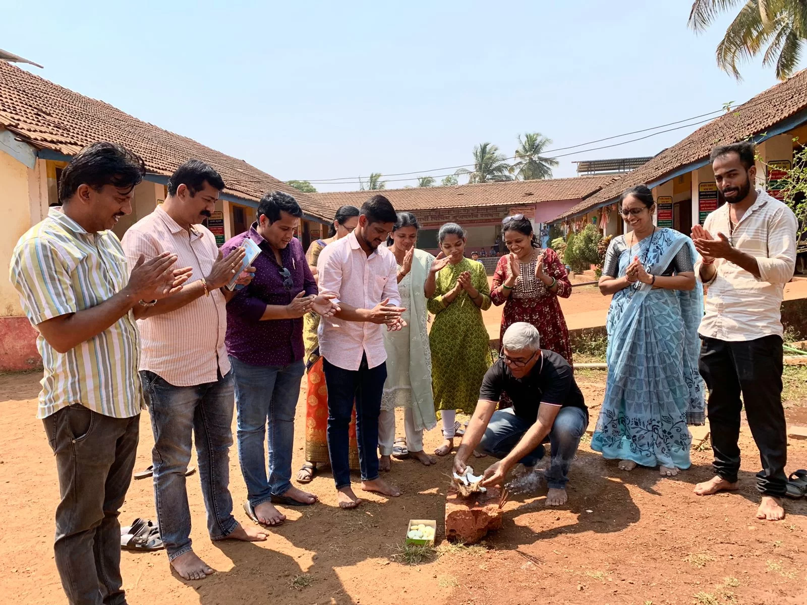बांदा केंद्रशाळेत १५ व्या वित्त आयोग निधीतून मुलींसाठी स्वतंत्र शौचालय बांधकाम कामाचा शुभारंभ
