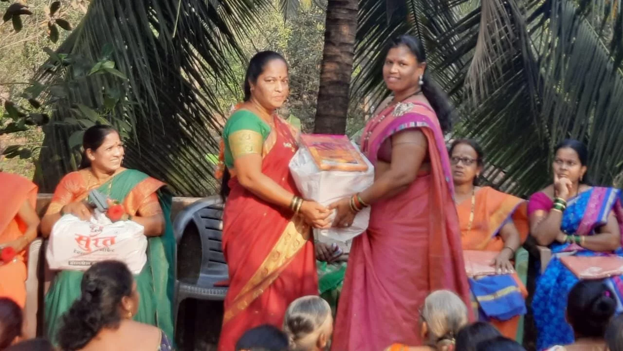 यशस्विनी प्रतिष्ठान आणि संघर्ष मित्र मंडळाच्या वतीने मुणगे येथे साडी वाटप!