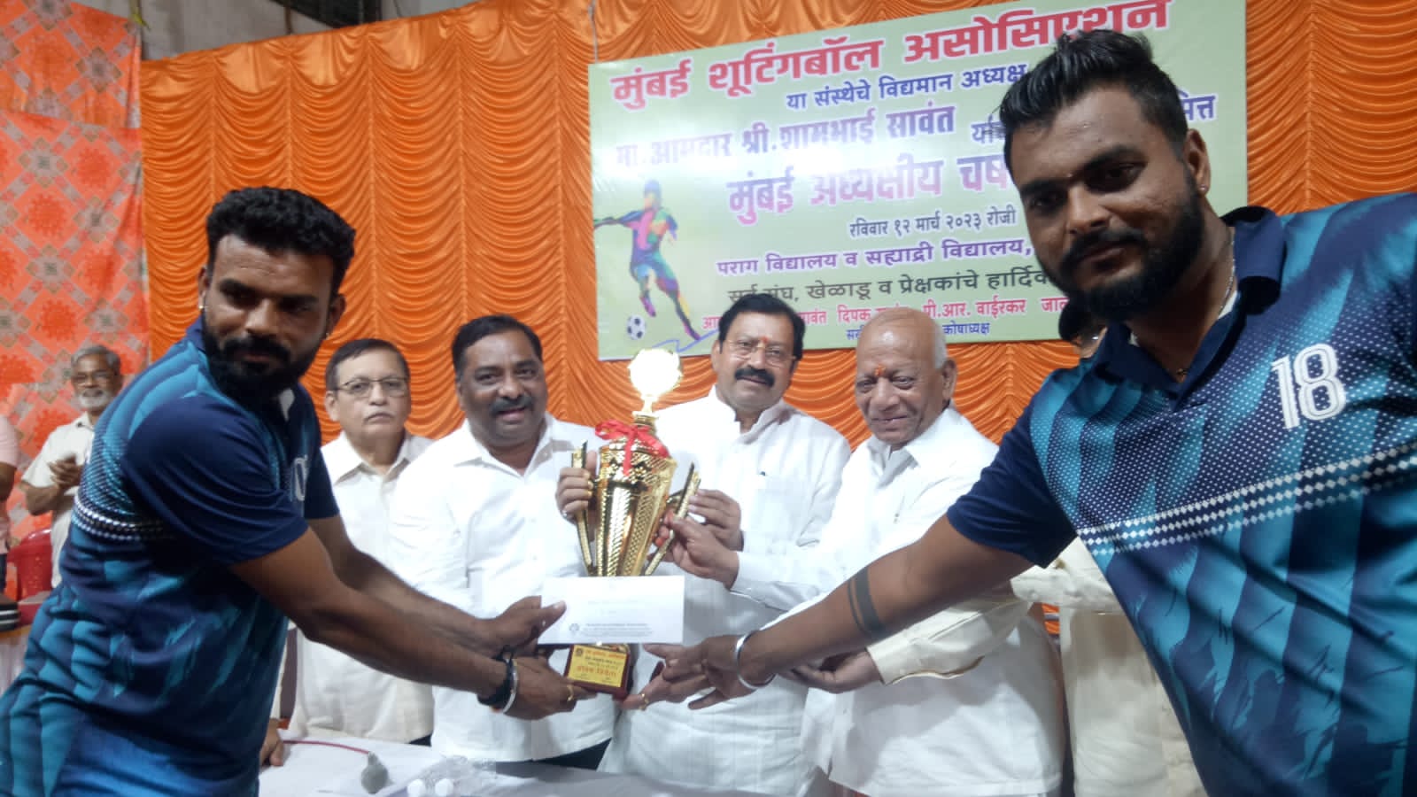 शूटिंगबॉल स्पर्धेत जयंत घोरपडे संघ (टेंभुर्णी ) सोलापूर विजेता.