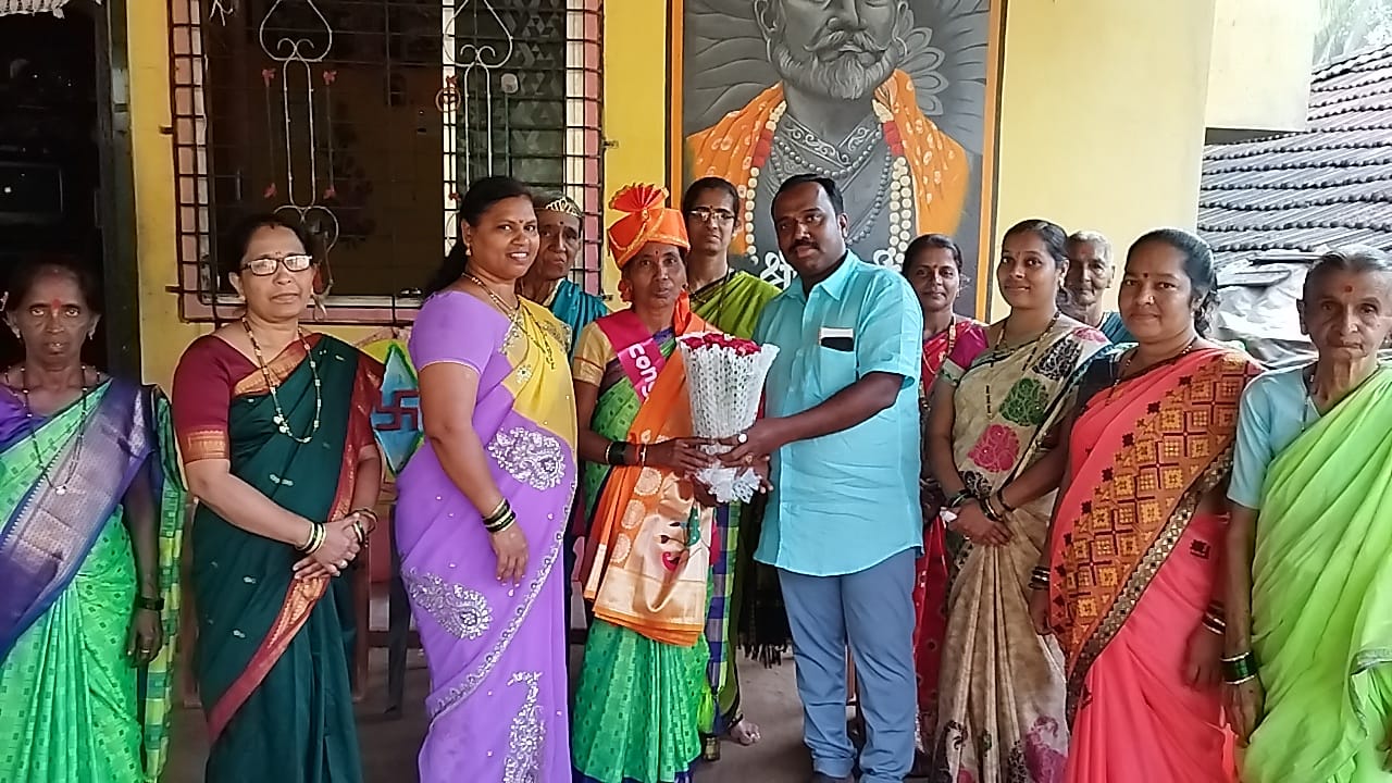 यशस्विनी प्रतिष्ठानचामुणगेत रंगला खेळ पैठणीचा!सौ.कोमल सारंग,सौ. सुजाता परब पैठणीच्या मानकरी