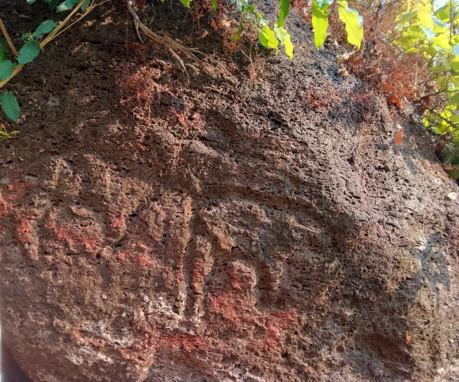 कोकणात प्रथमच सापडले उभ्या दगडावरील पेट्रोग्लिफ्स्..! ( विशेष वृत्त )