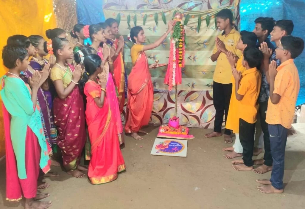 'गुढी ऑफ होप…!' ; मुणगे येथे शालेय विद्यार्थ्यांनी उभारली अनोखी गुढी. ( विशेष )